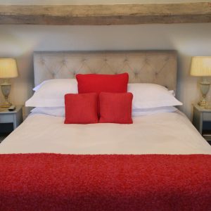 Piggery End - A Spacious Bedroom in converted Cotswolds Stables